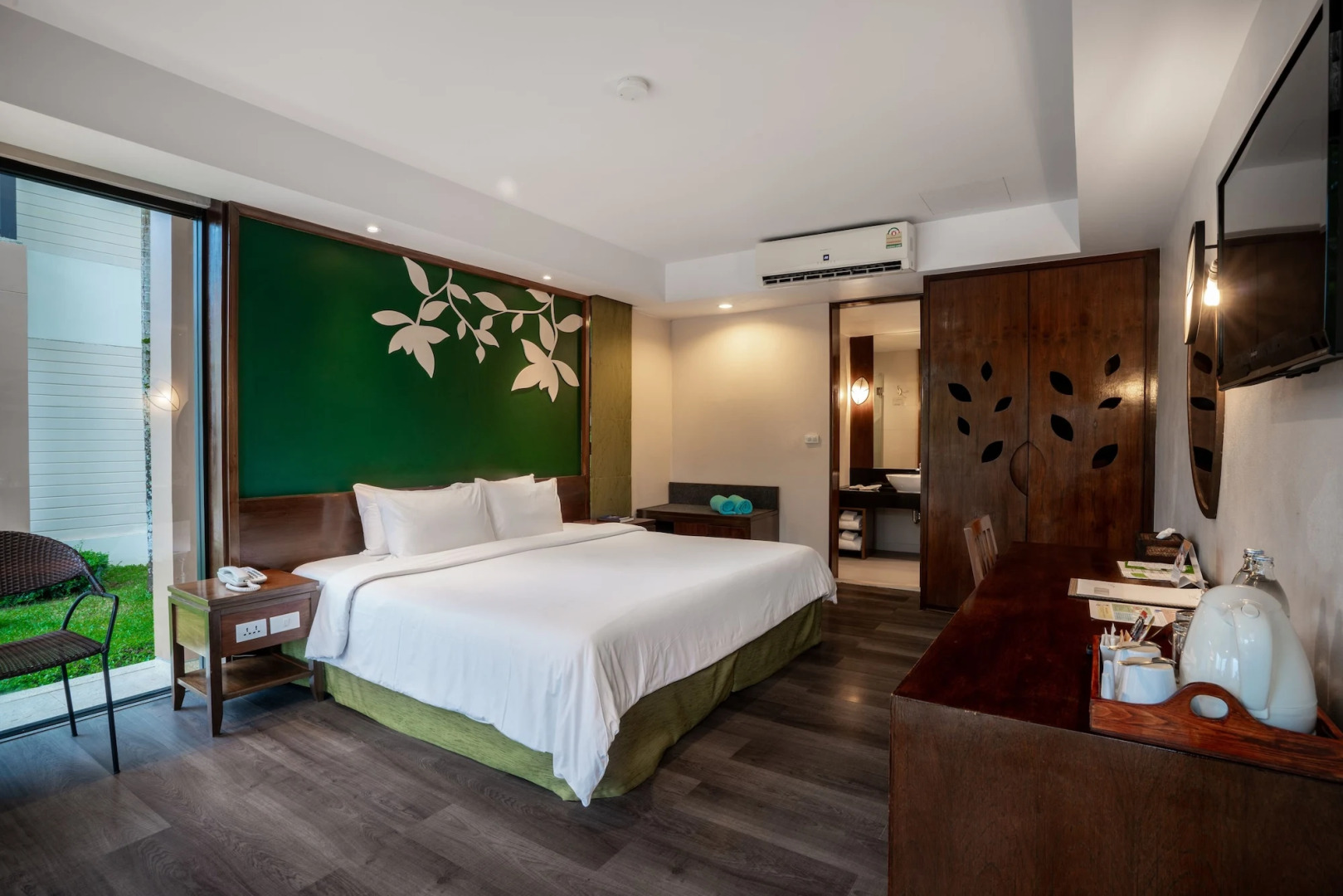 The Leaf On The Sands by Katathani