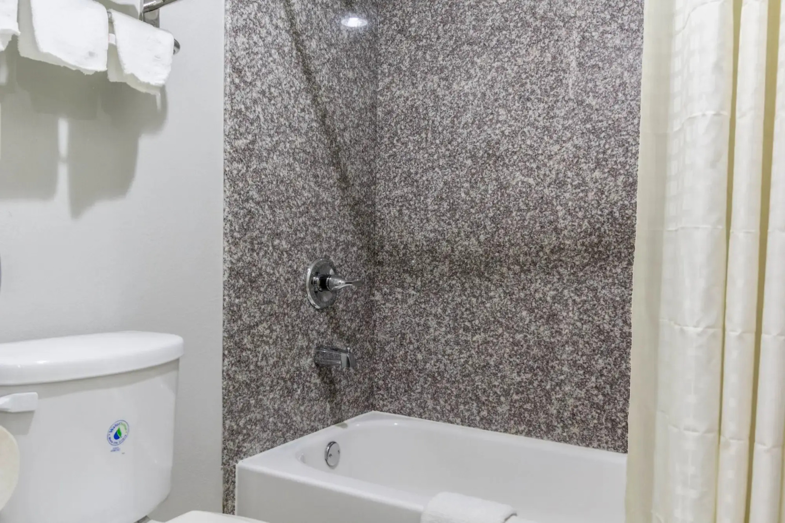 Scottish Inn and Suites