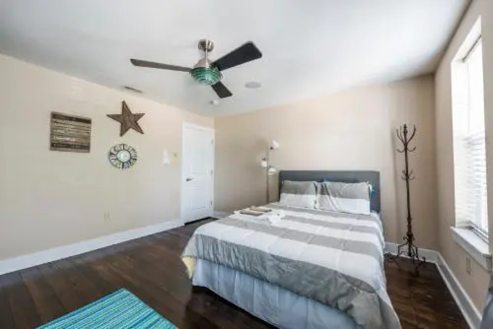 Gorgeous! Parking! Park Front!