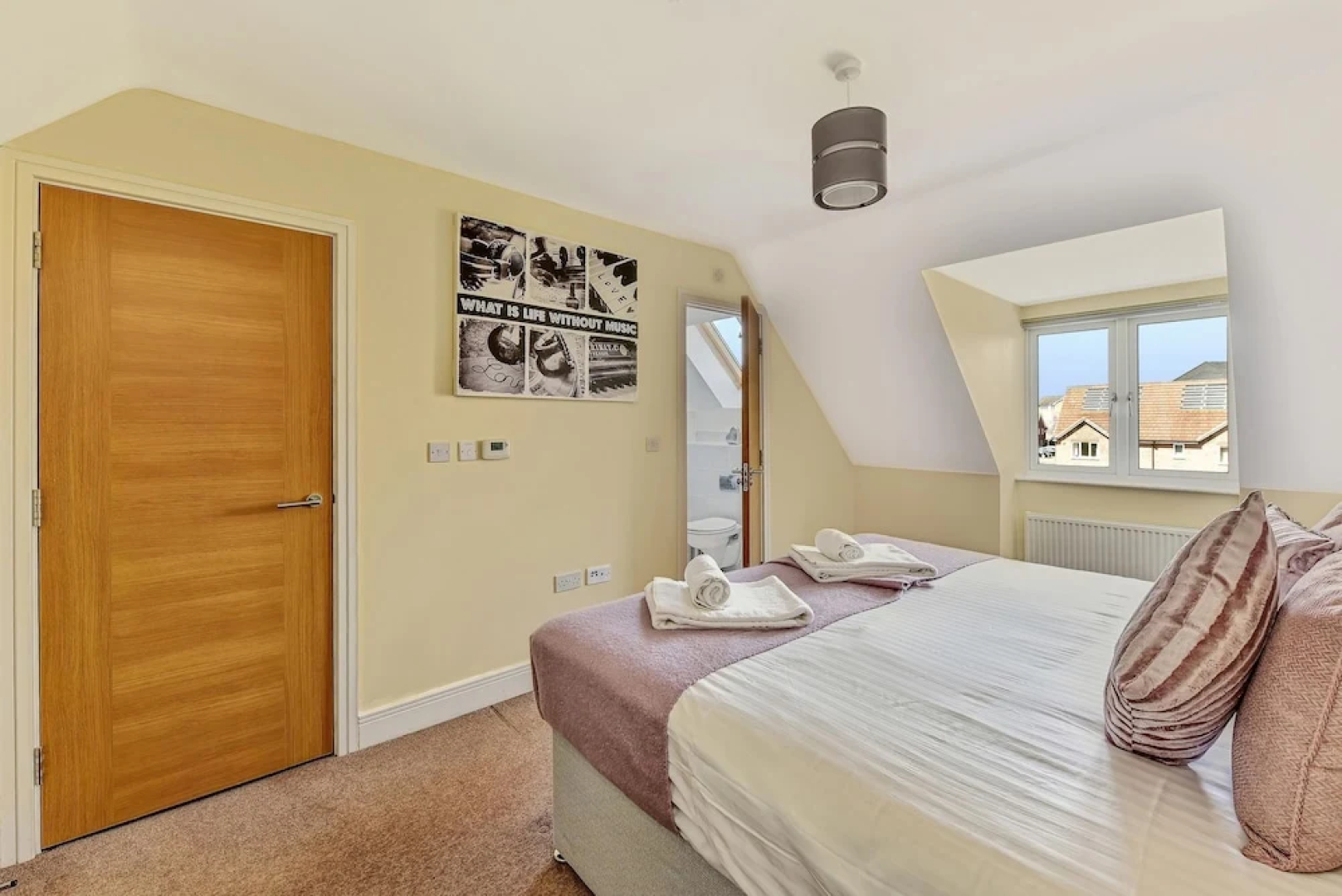 London Heathrow Living Serviced House 4 Bedrooms, 2.5 Bathrooms Up to 9 Beds