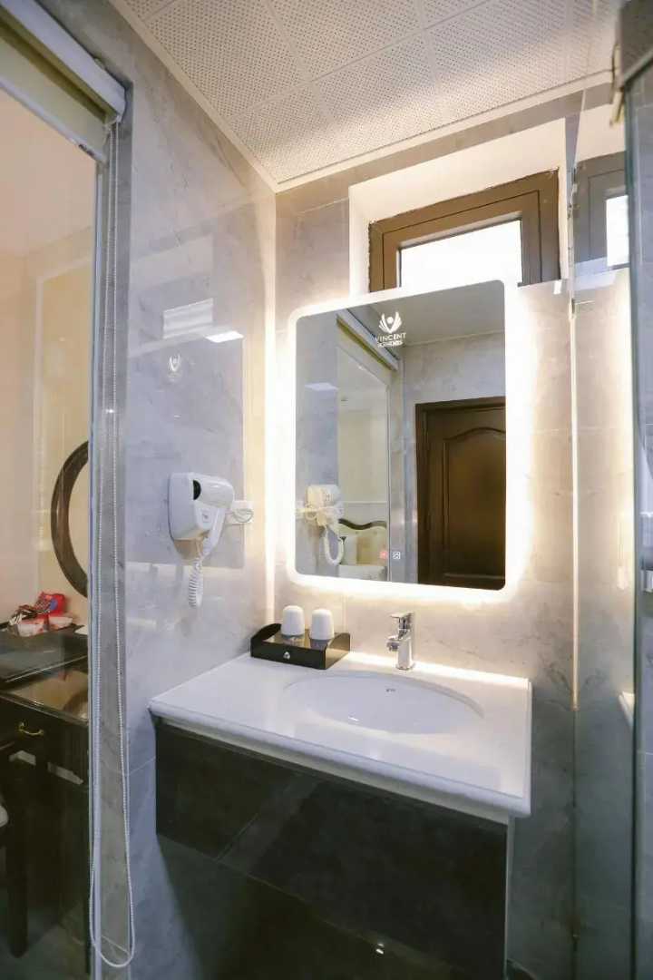 Vincent Halong Hotel