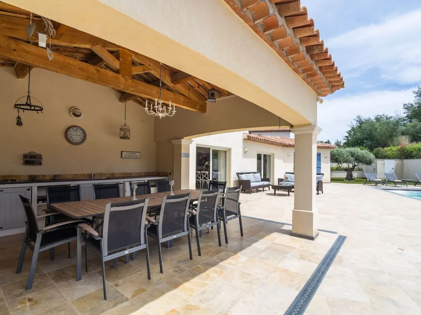 Aircon Villa With 4 Suites, Swimming Pool, Walking Distance to the Center, 20 km From the Beach