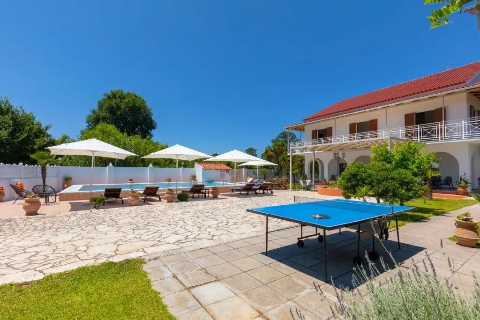 Villa Paradiso: Near beach, superb pool and garden