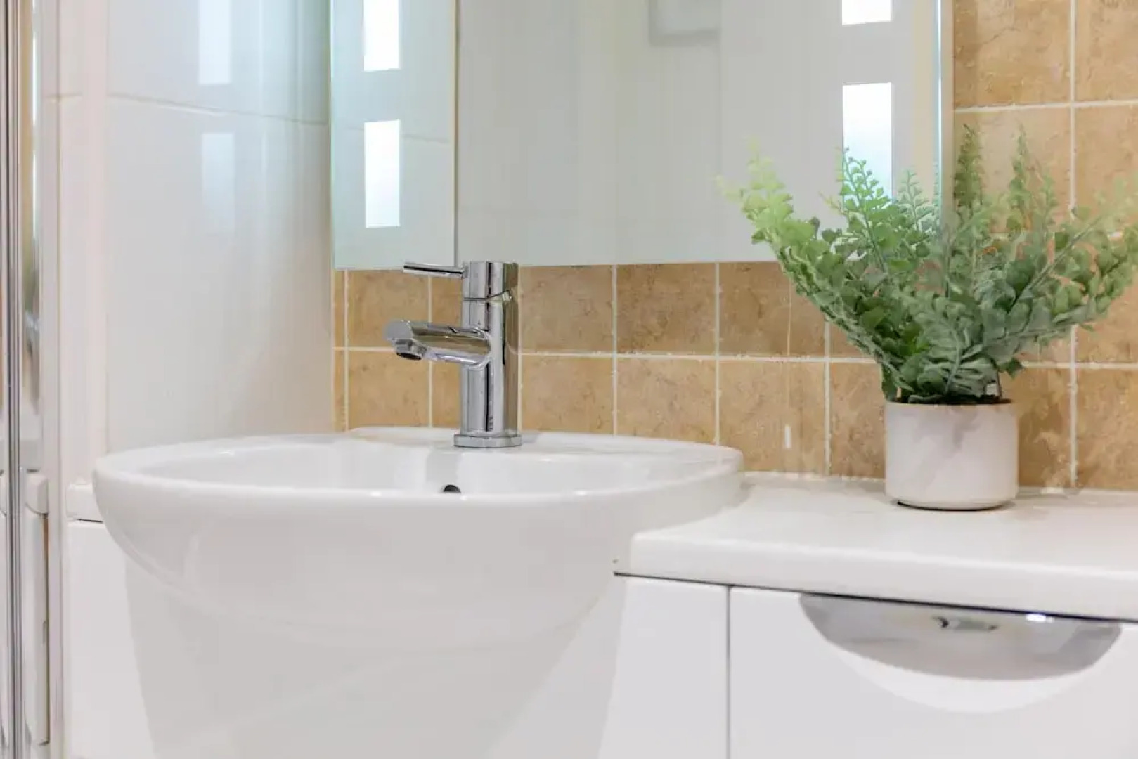 London Gate No2 - Donnini Apartments