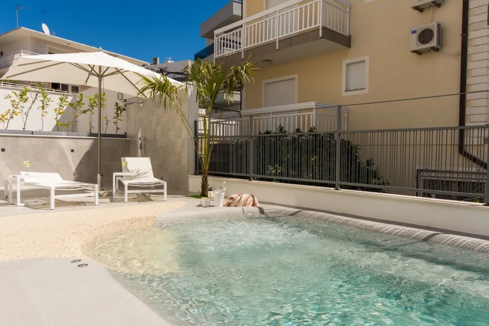 Luxury Apartments Royal M with Pool