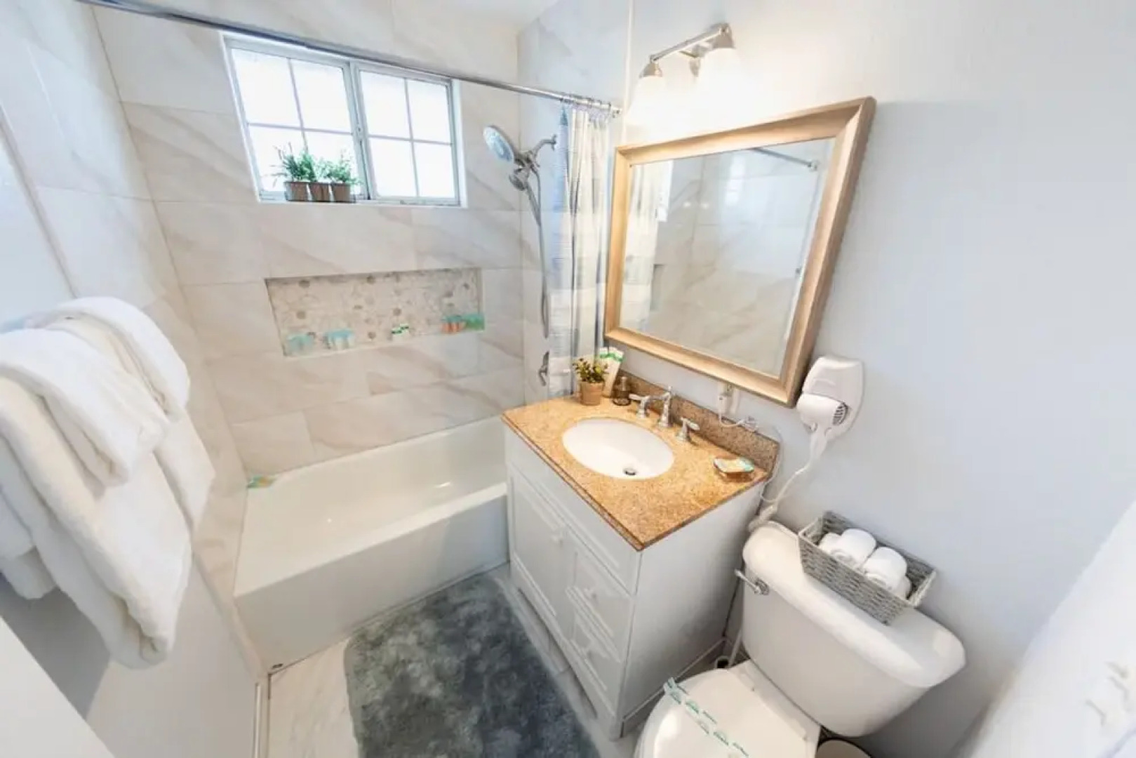 Large 4-bedroom House With AIR Hockey Table Close TO Disneyland IN Orange County p41