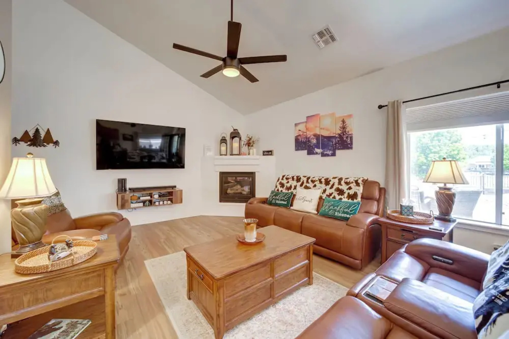 12 Mi to Flagstaff: Pet-friendly Home w/ Sunroom!