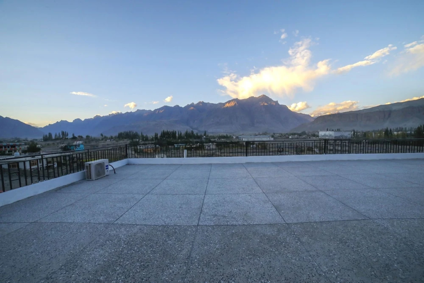 Roomph Premium Al Noor Airport Road