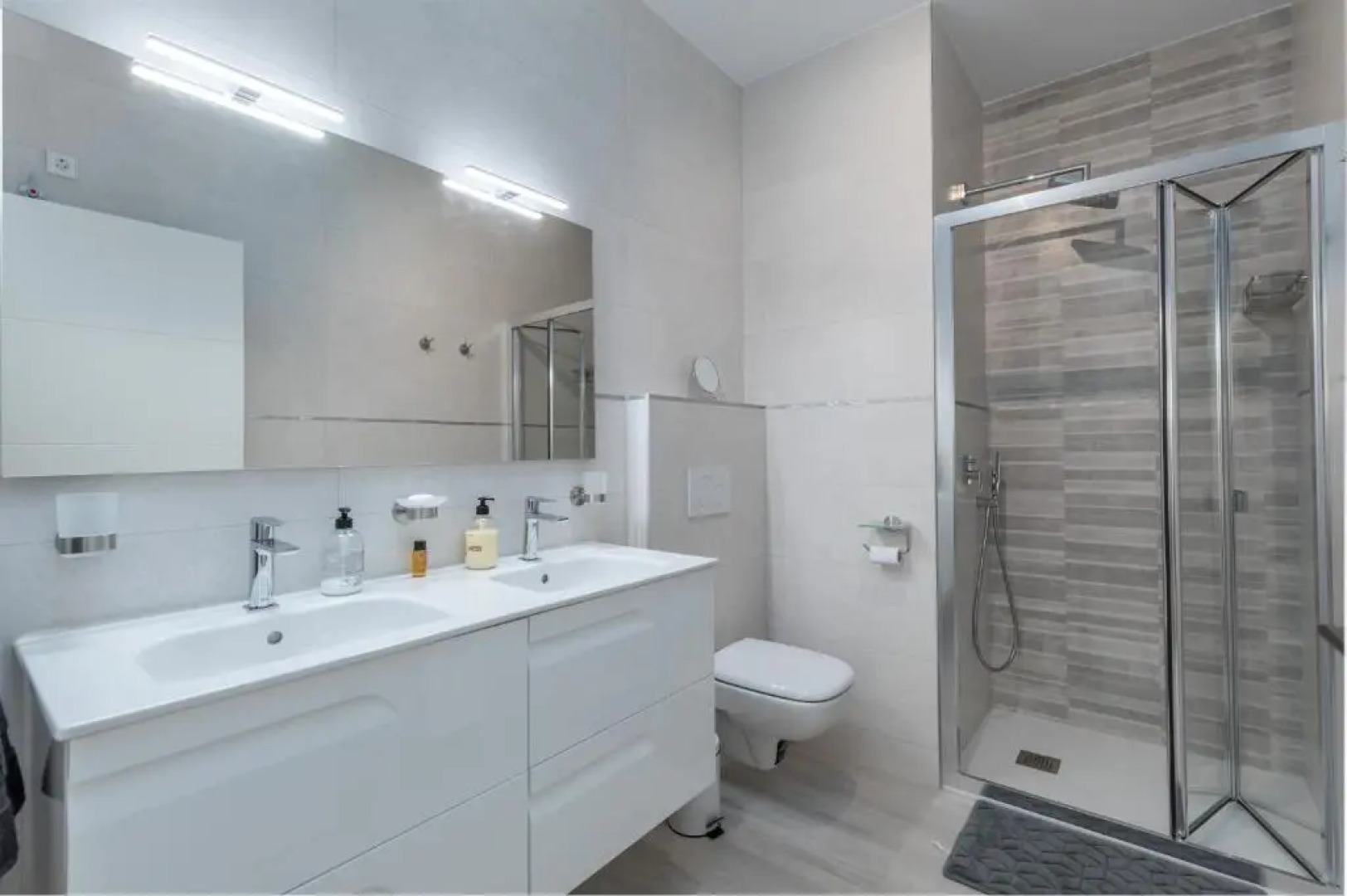 Luxury Beach Apartment with Pool