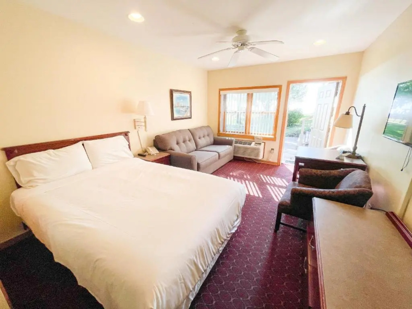 Lake Bluff Inn and Suites