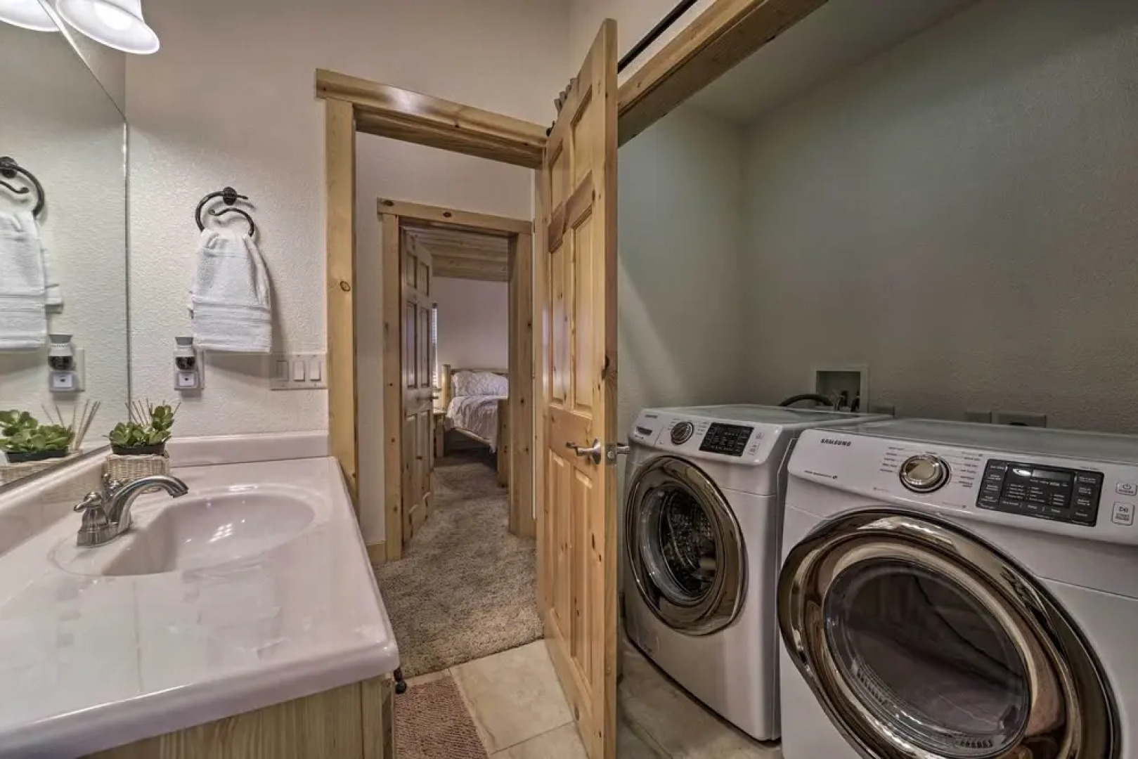 Near Donner Lake & Skiing: Soda Springs Cabin!