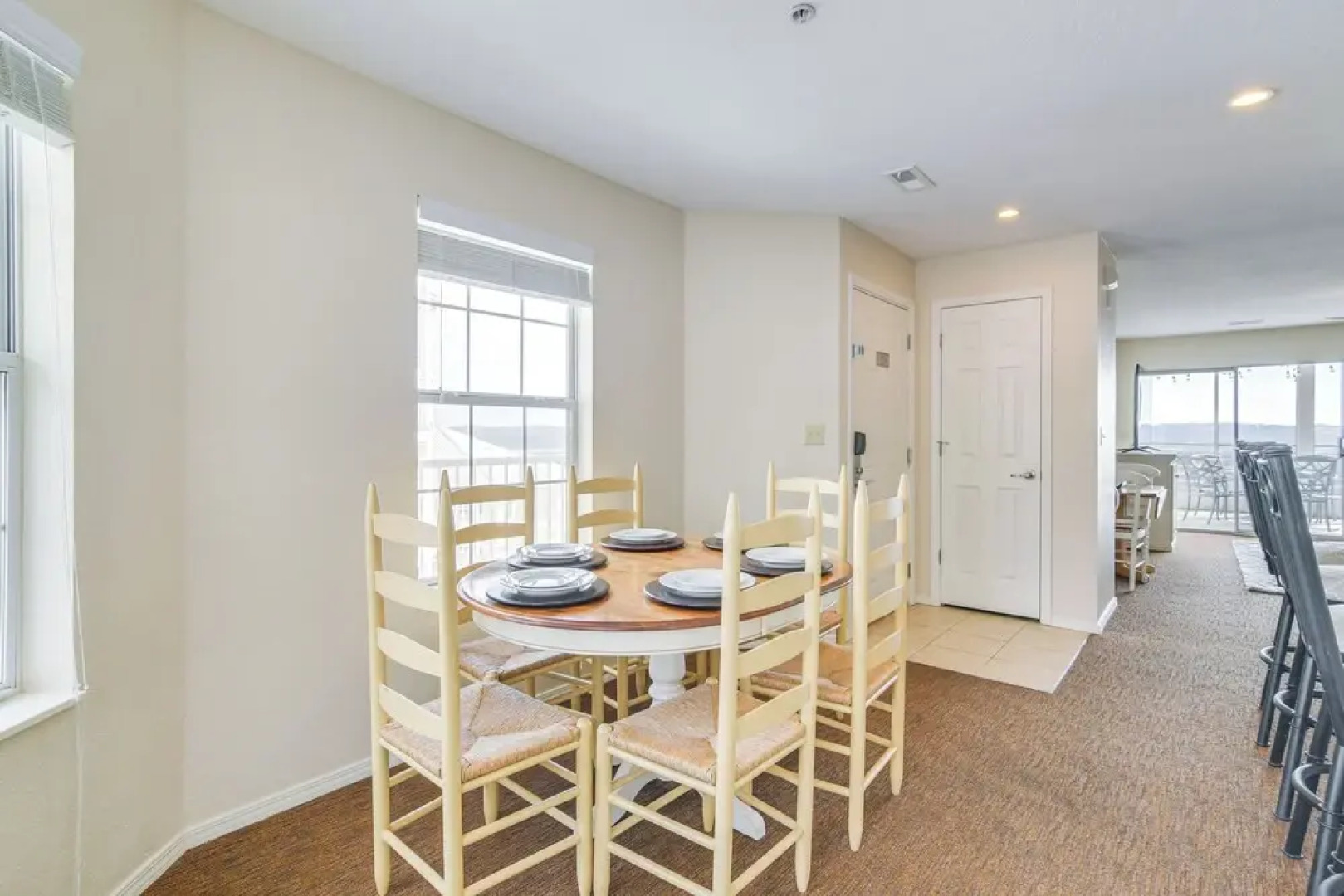 Resort Hot Tub Access! Table Rock Lake Condo