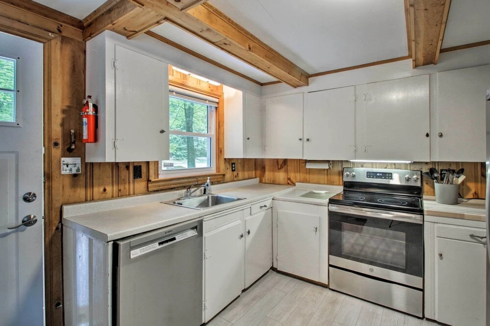 Waterfront Sebago Lake Cottage W/dock + Beach