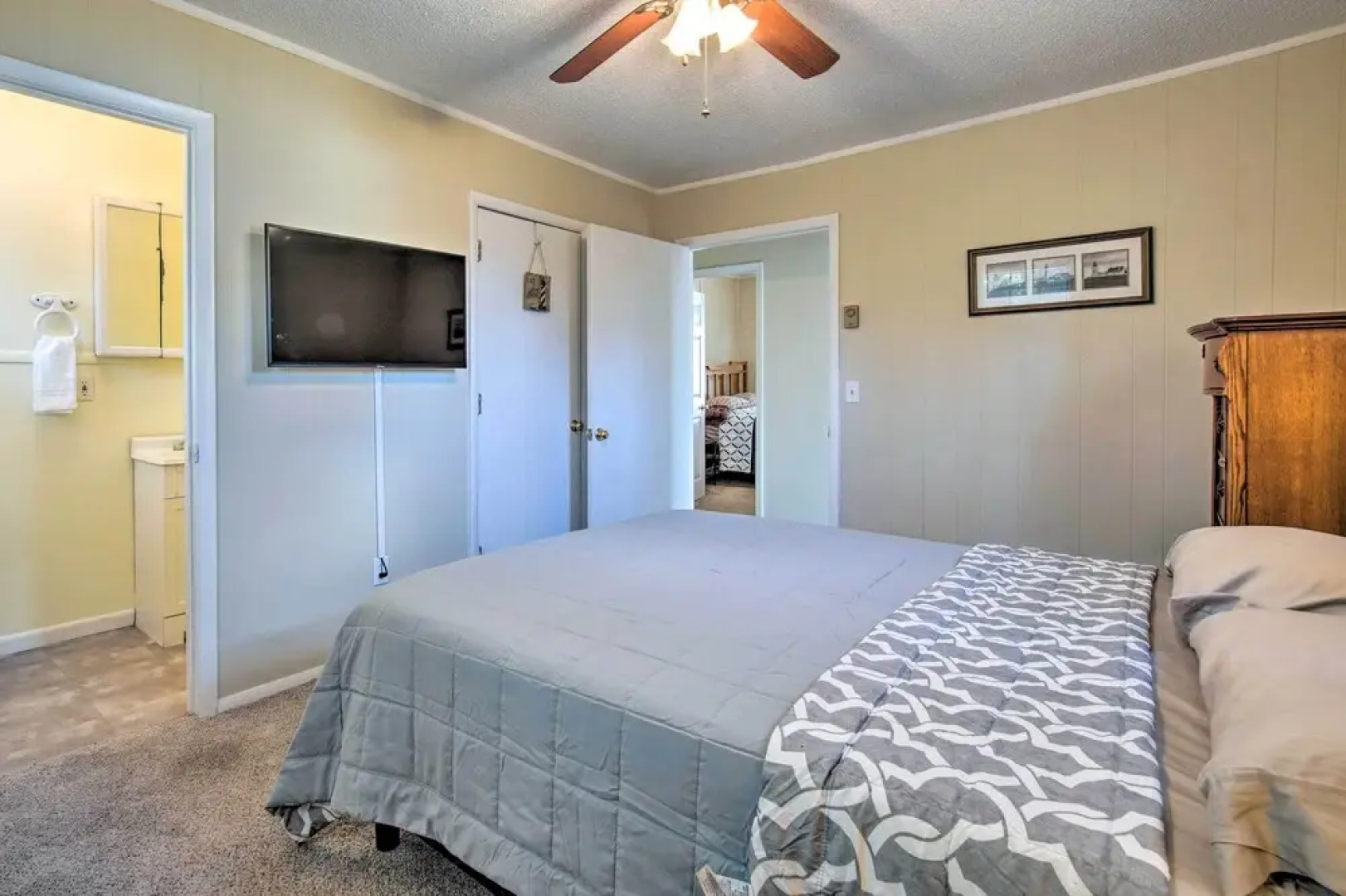 Sunny Oak Island Retreat - 3 Blocks to Beach!