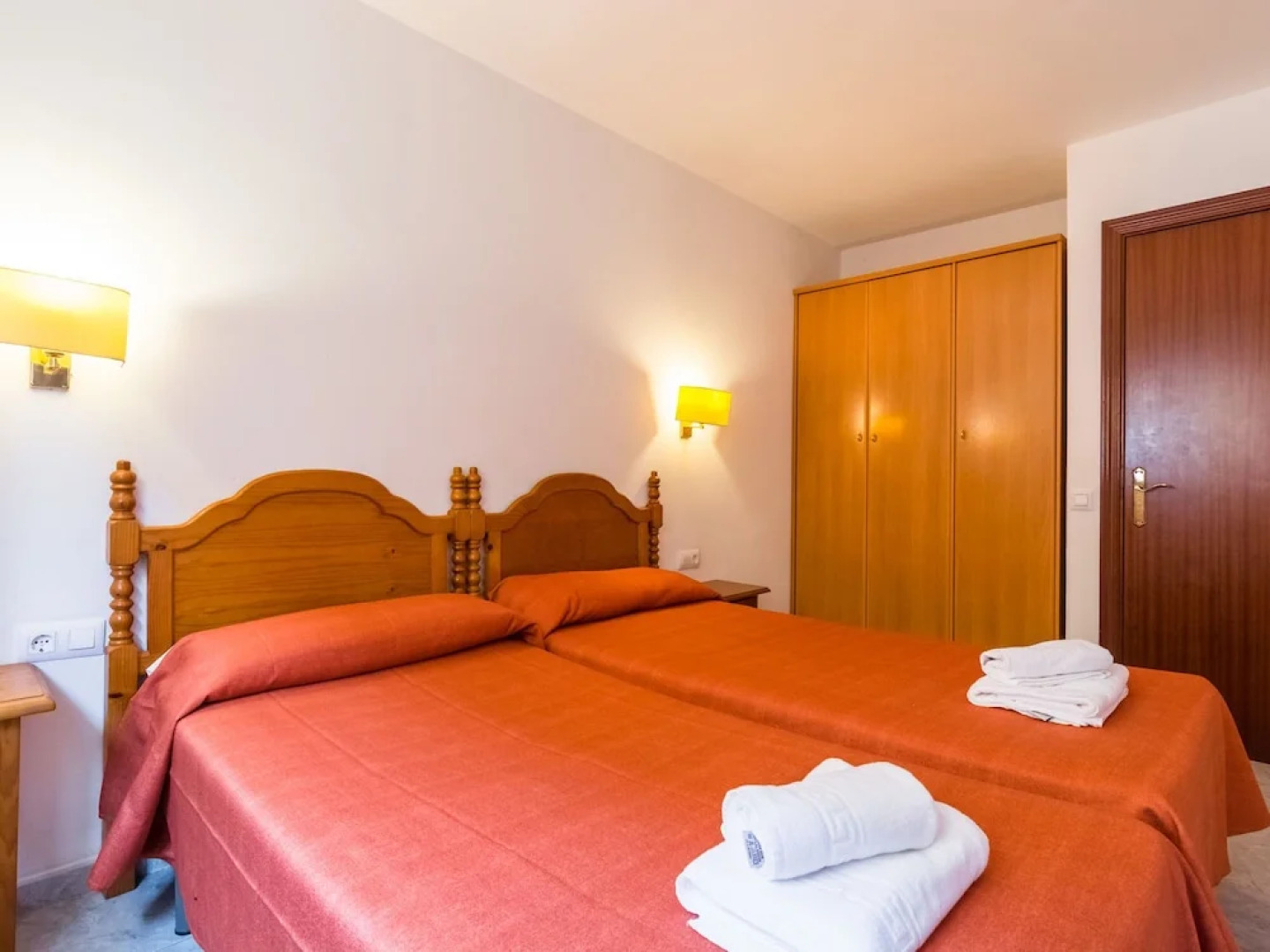 Alluring Apartment in Empuriabrava With Swimming Pool