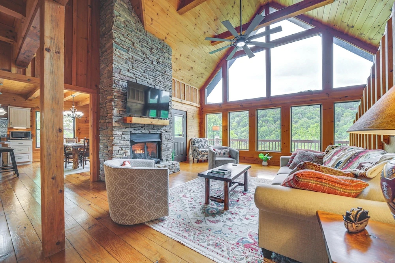 Decks & Mountain Views: Waynesville Getaway!