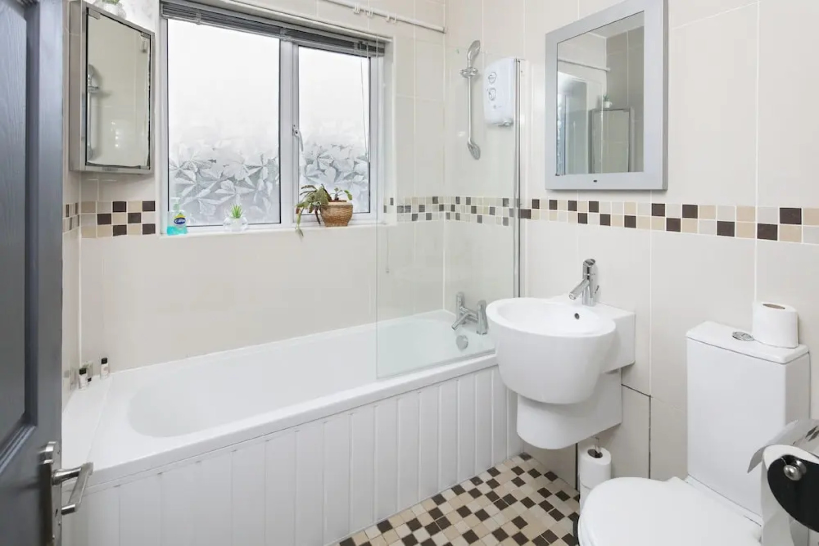 Urban Retreat Hot Tub Bar Ev Charger