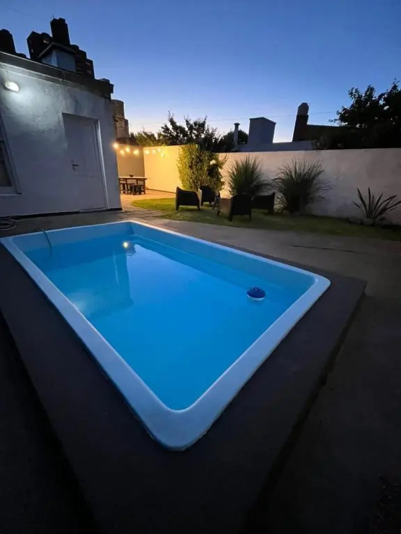 Casa con pileta cochera y quincho 1300m de la playa