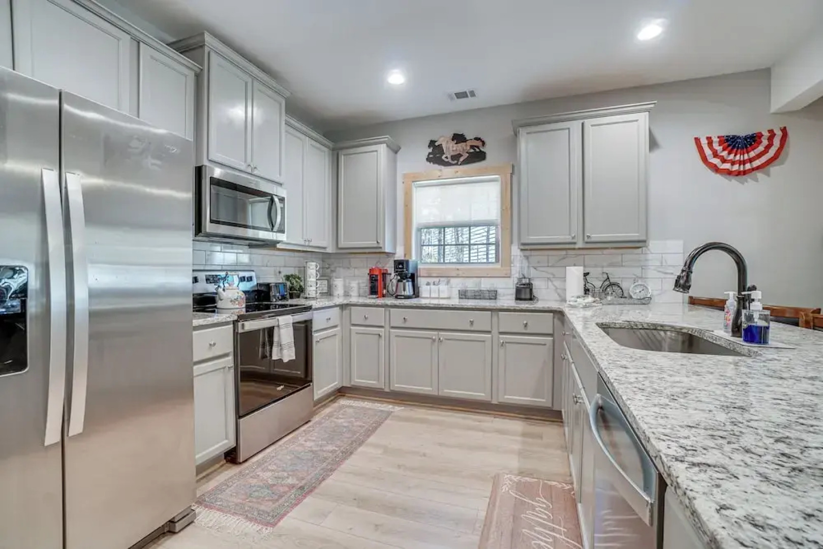 Hot Tub & EV Charger: Helen Getaway w/ Views!