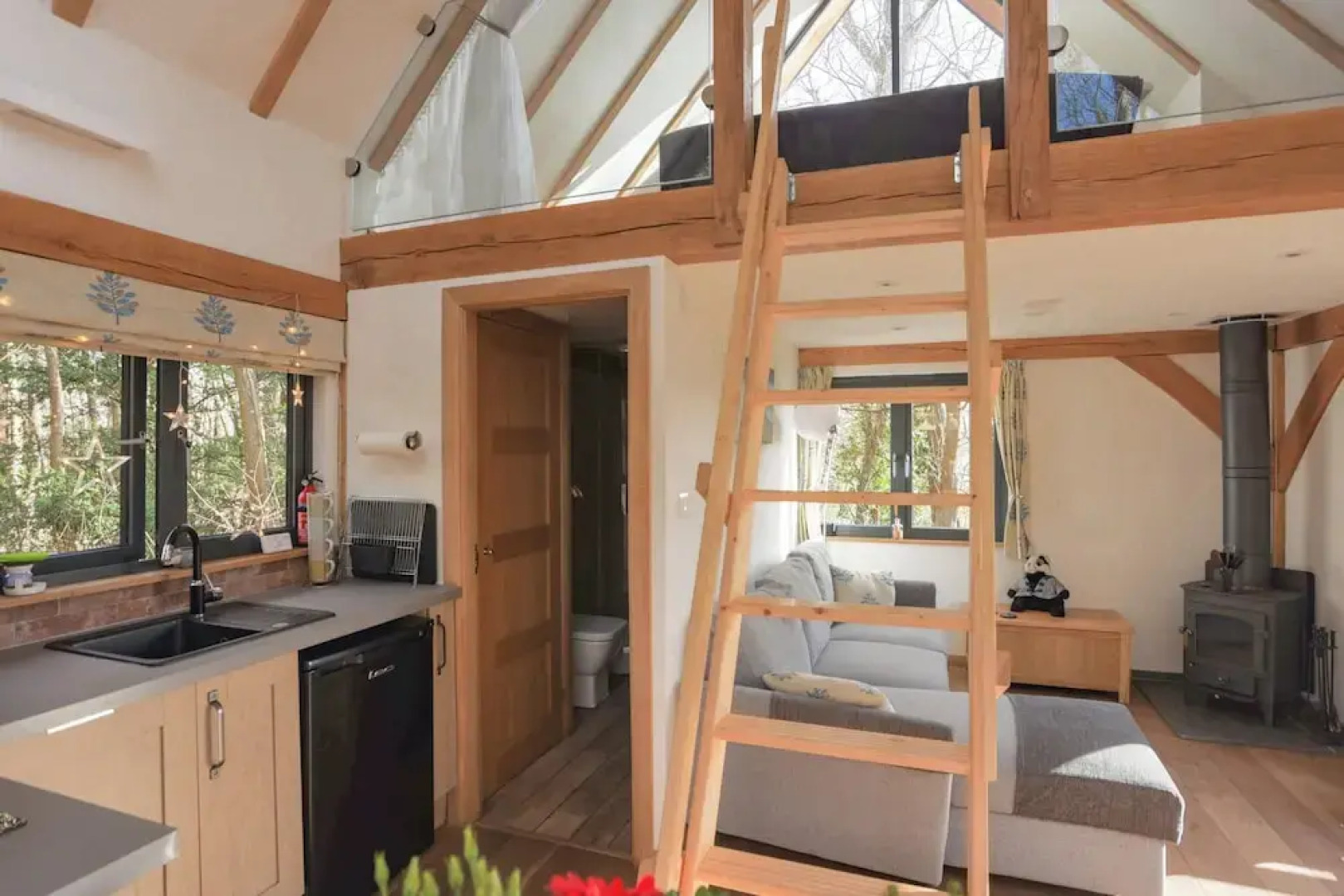 Woodland Cabin Retreat in Alfriston - hot tub