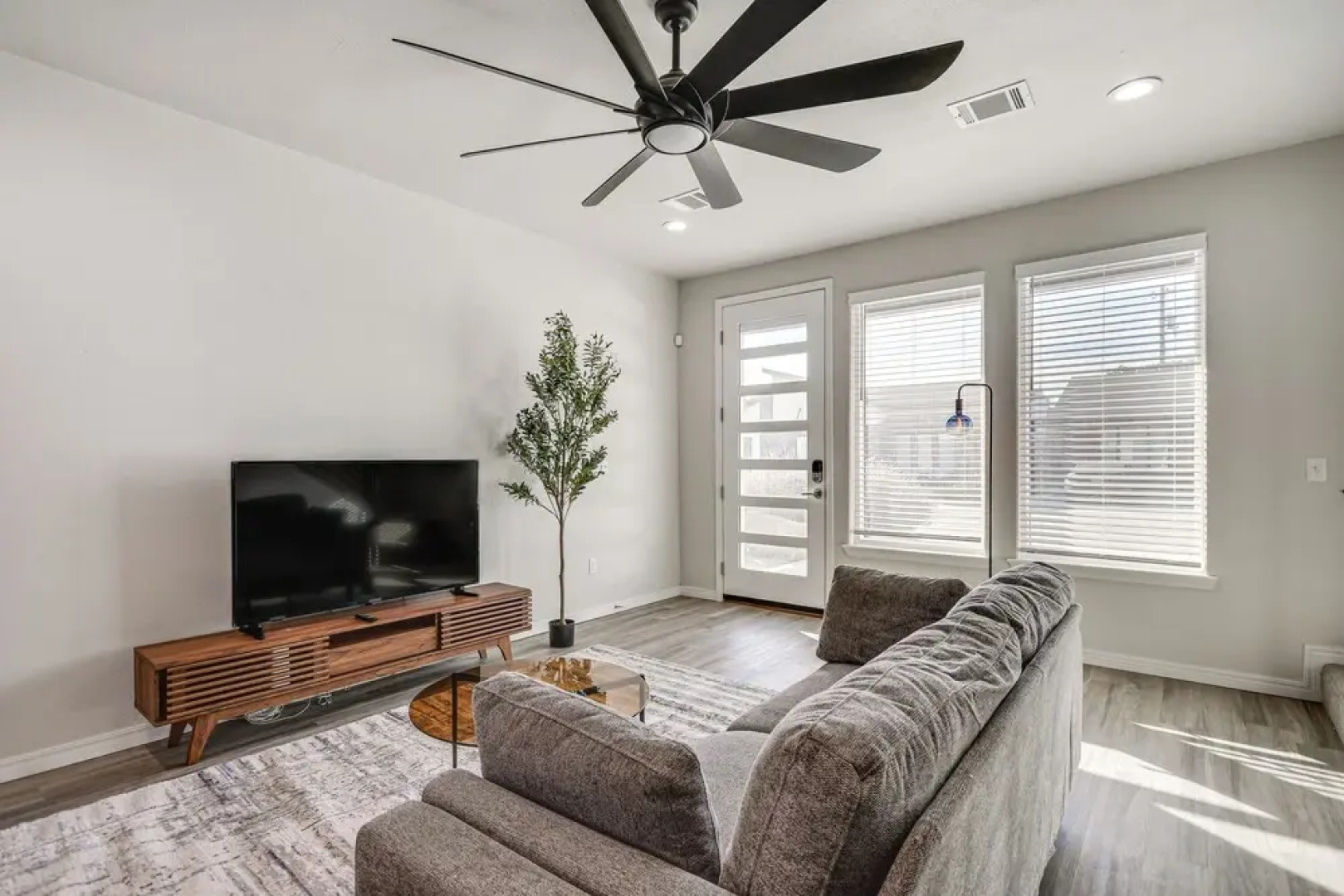 Pets Welcome: Newly Built Abode In Canyon!