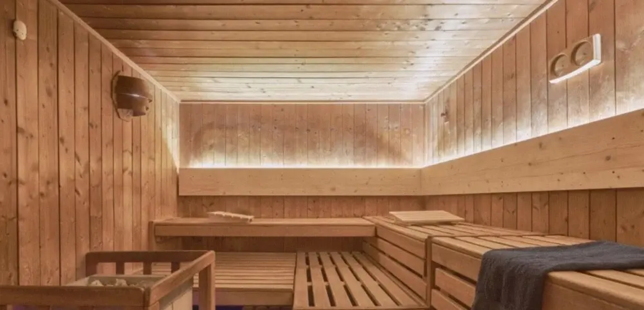 Suiten Apartment Art Collection With Kind Bed Air Conditioning and two Separate Bedrooms