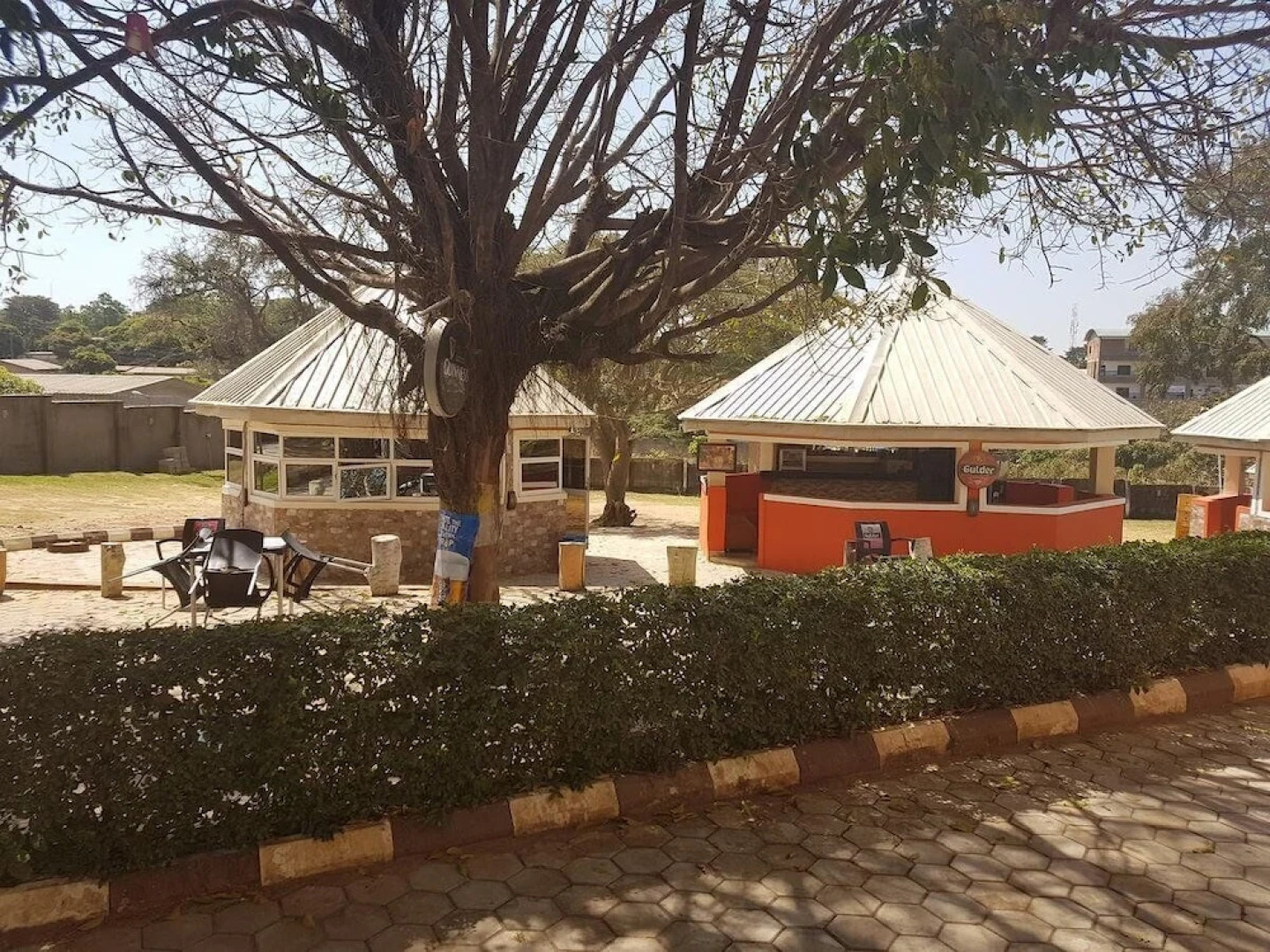 Franzy Suites And Lounge