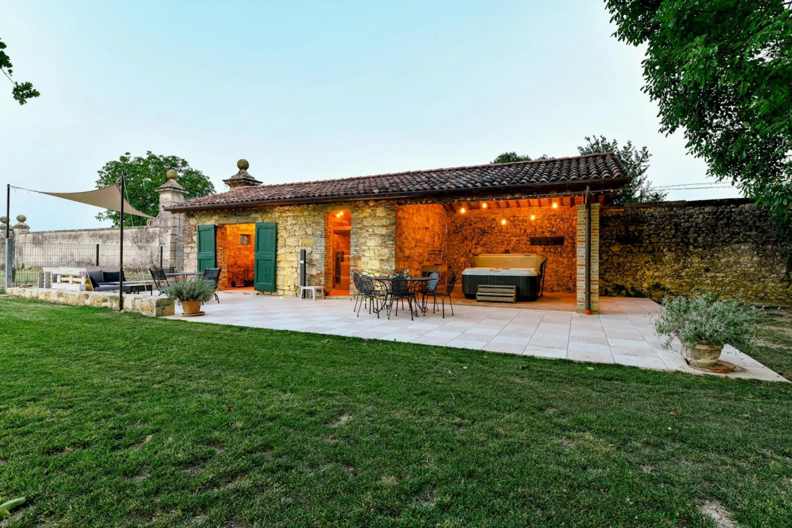 Tigli apartment with two bedrooms and one bathroom on the second floor with 4 metre glass window (apartment 6)