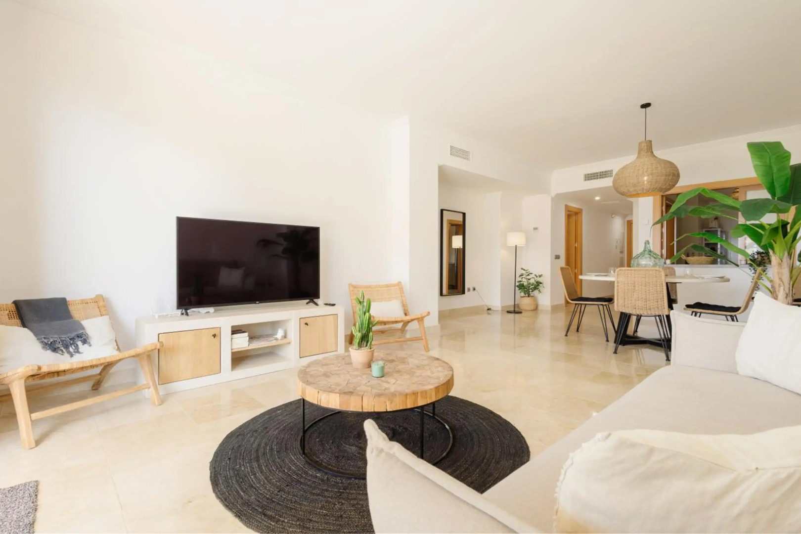 Modern and luxurious holiday home with sea views in Benahavís