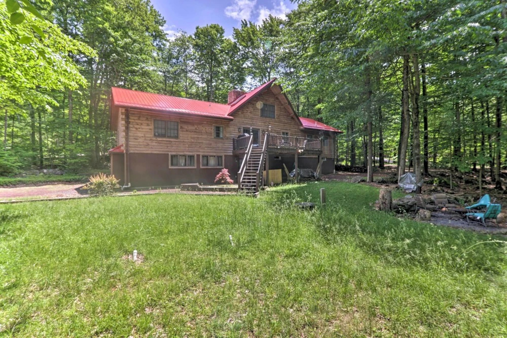 Spacious Cabin, 1 Block to Locust Lake Beach!