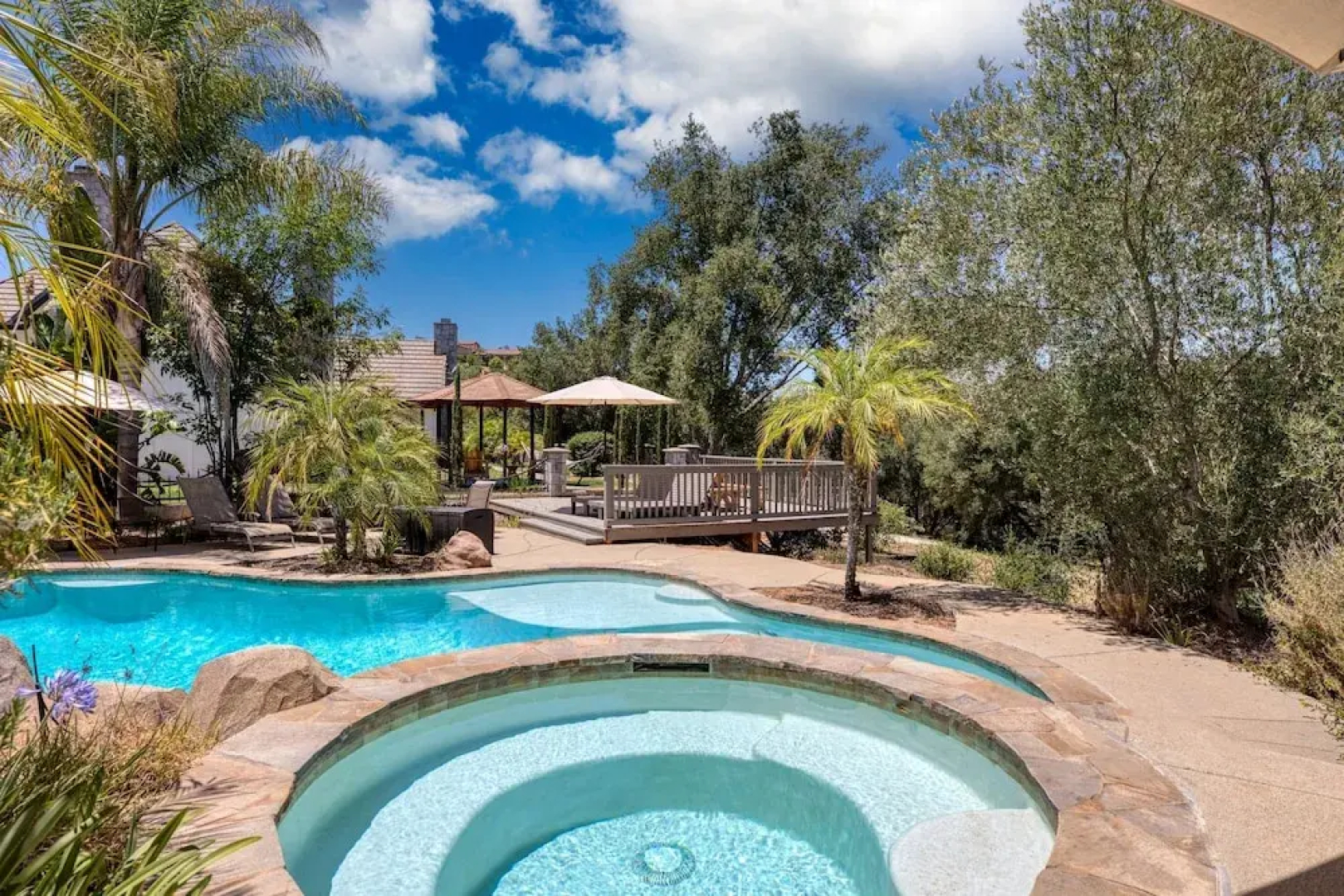 Burgundy by Avantstay Basketball Court Pool Hot Tub Outdoor Kitchen City Escape