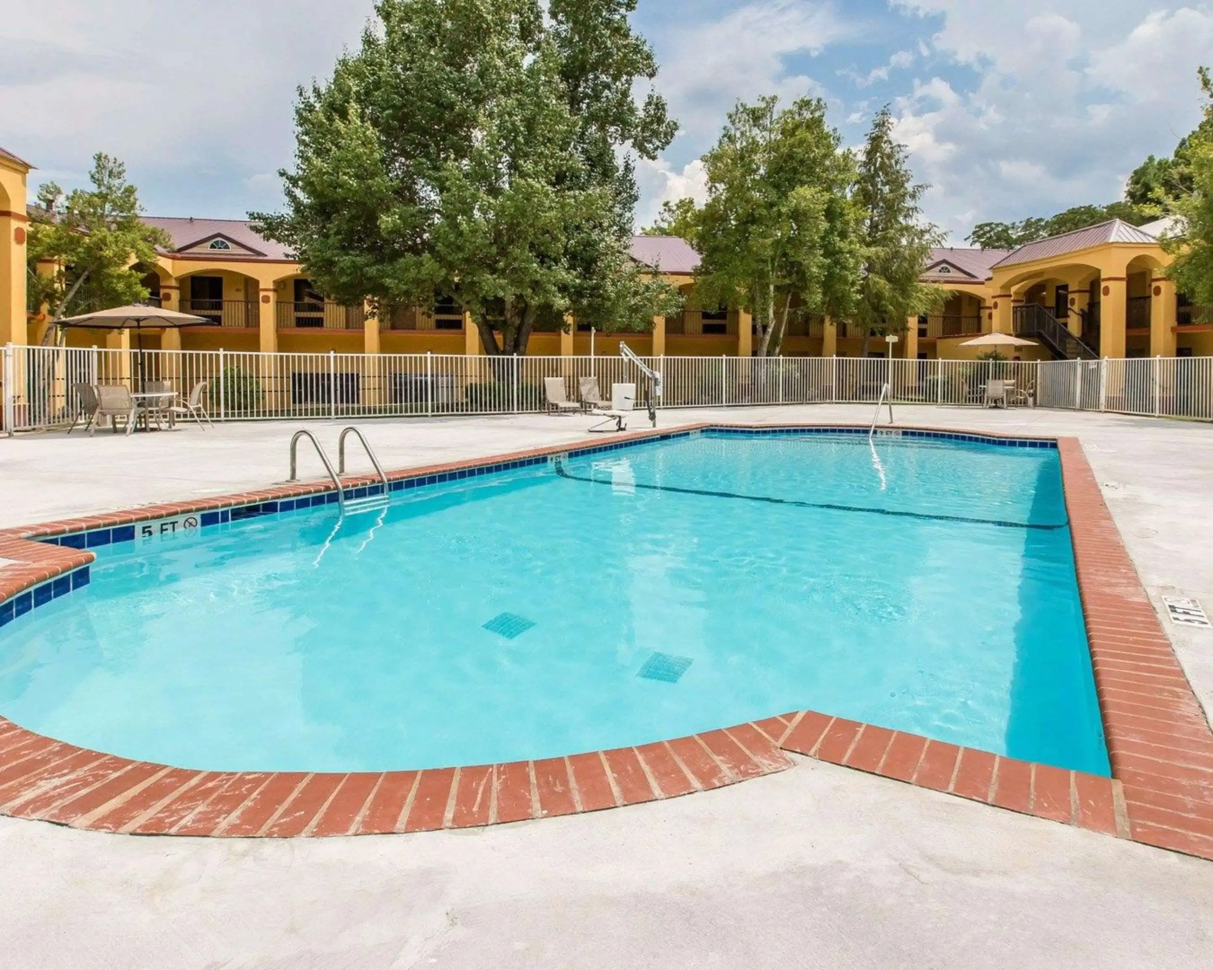 Econo Lodge Dalton West