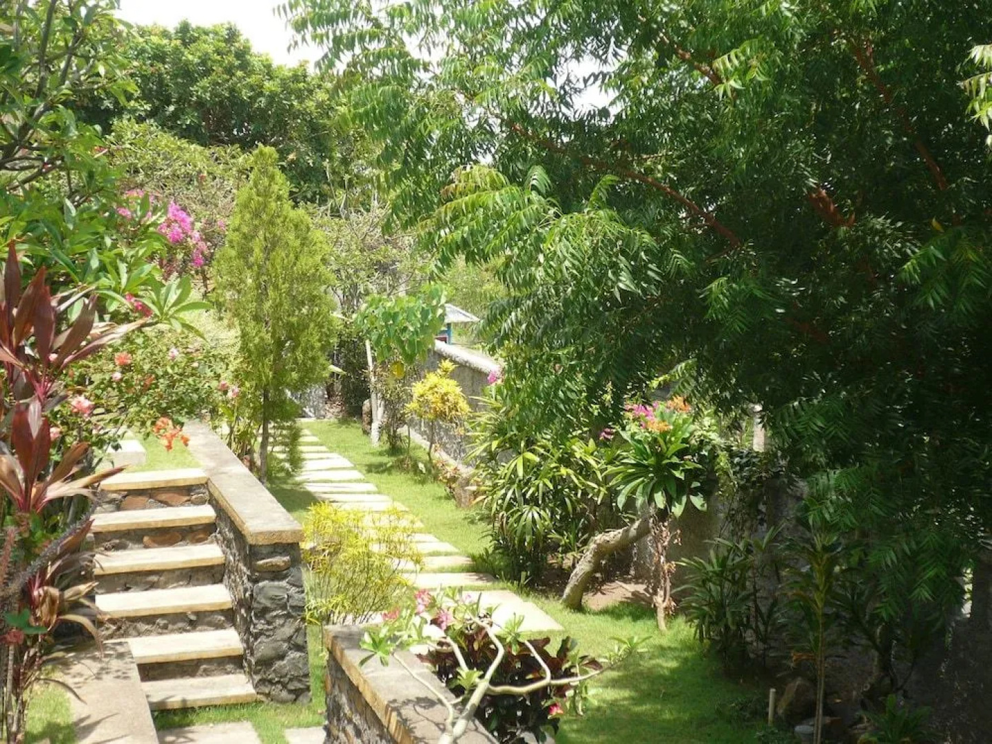 Lucky Paradise Bungalows on The Beach