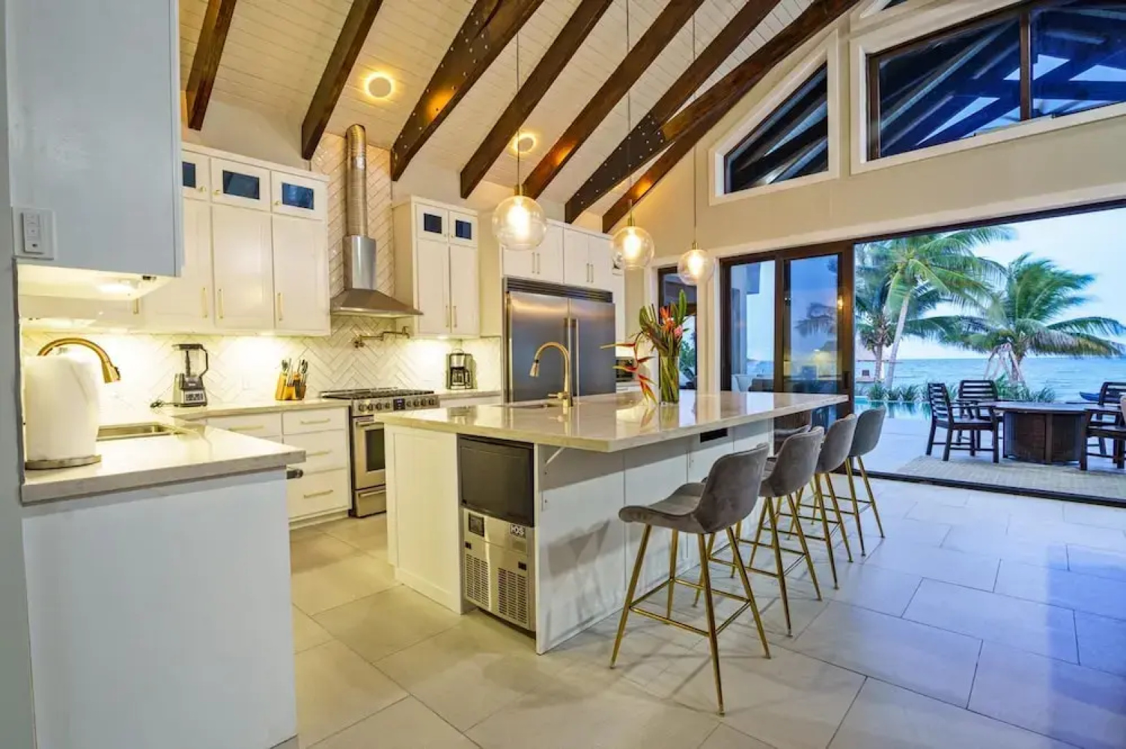 Casa de Wilson - 5 Bedroom Beachfront Villa