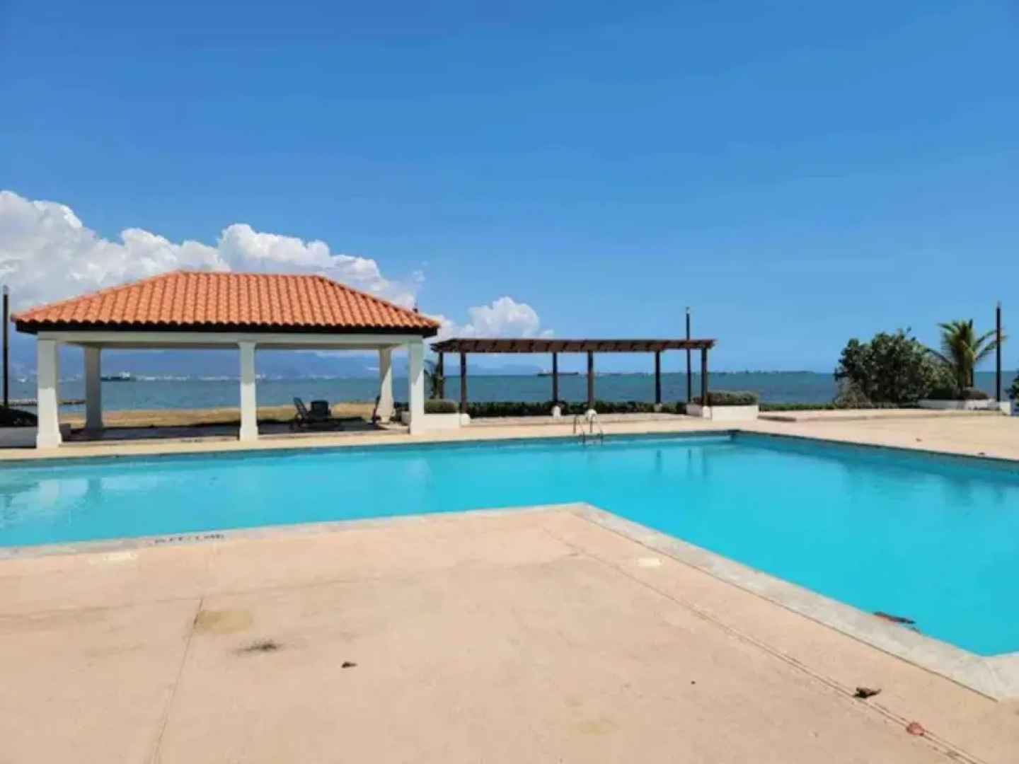 R & V Beach Front Vacation Home