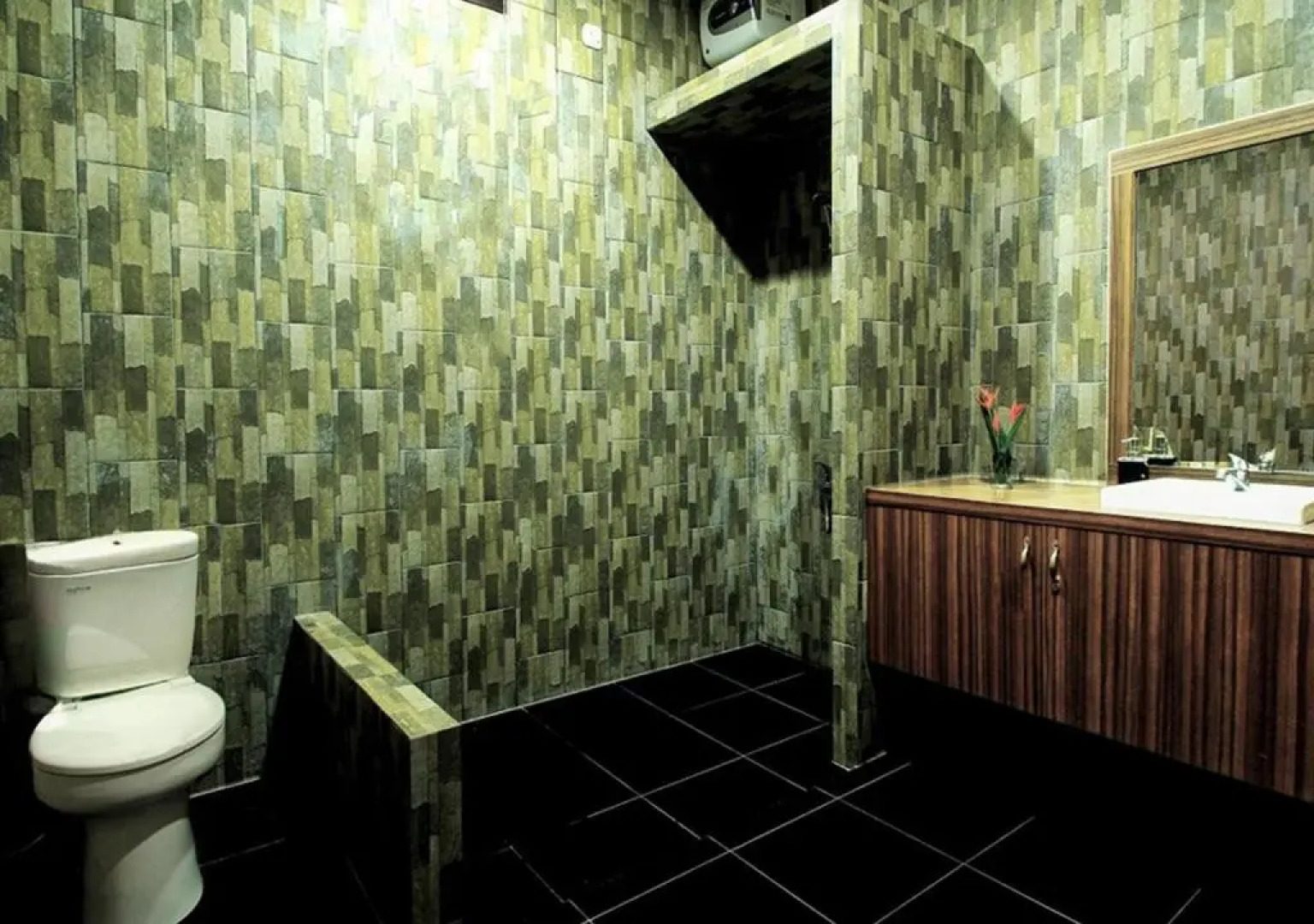 Green Tropical Village and Resort