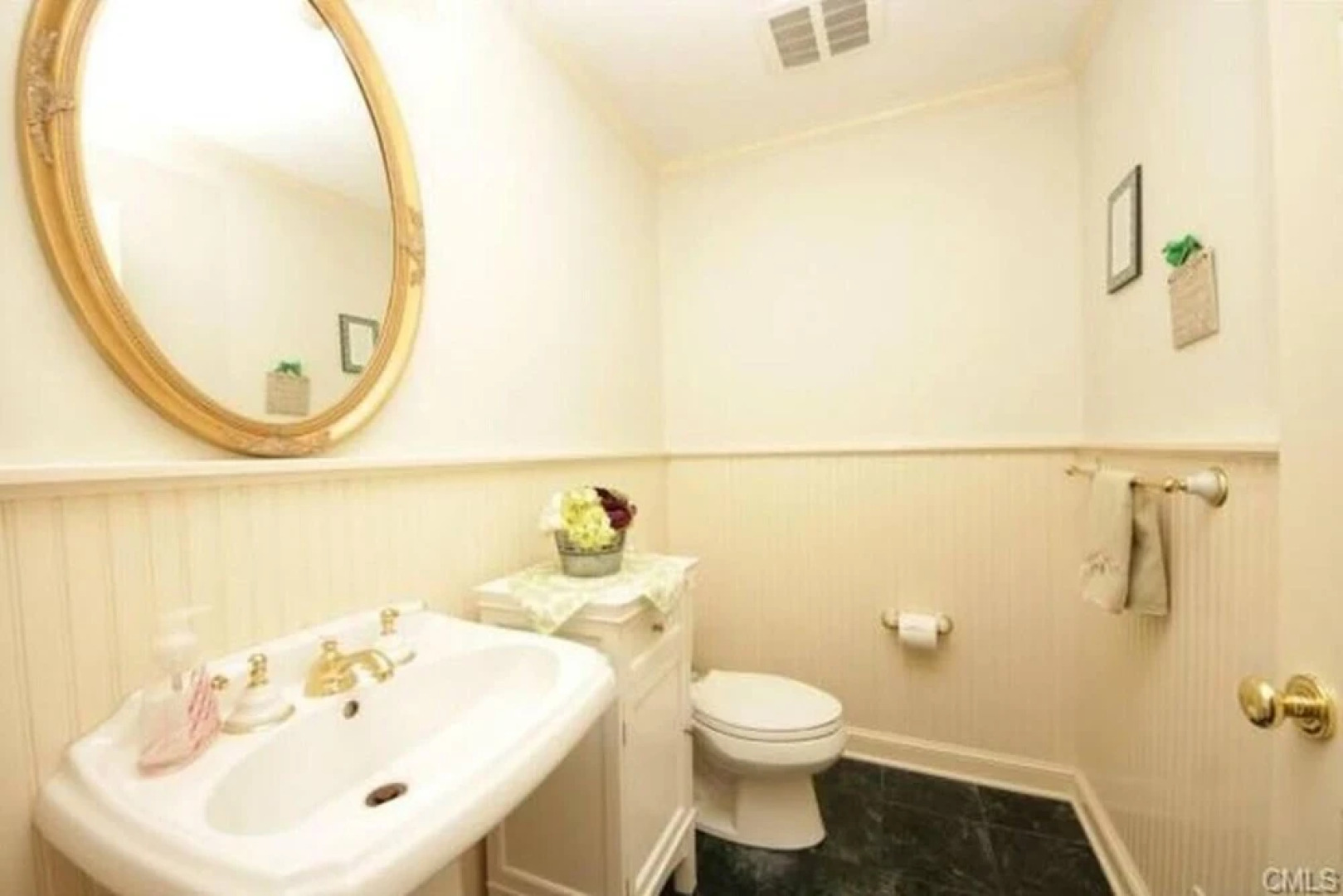 Suburban Getaway. Fire pit & Fireplace. Steam Shower