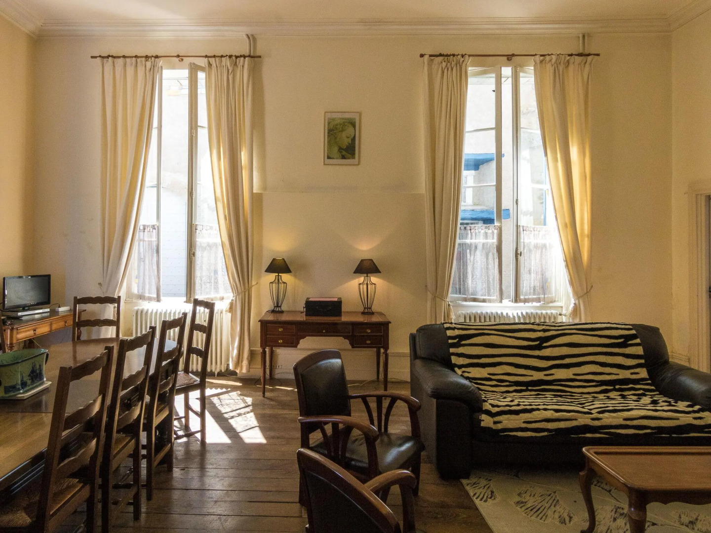 Very spacious cottage with a separate guest house on a medieval domain.