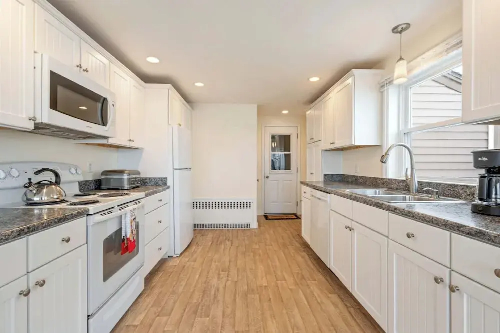 Oceanfront Ping Pong 1 Min Walk to Beach Pets Welcome