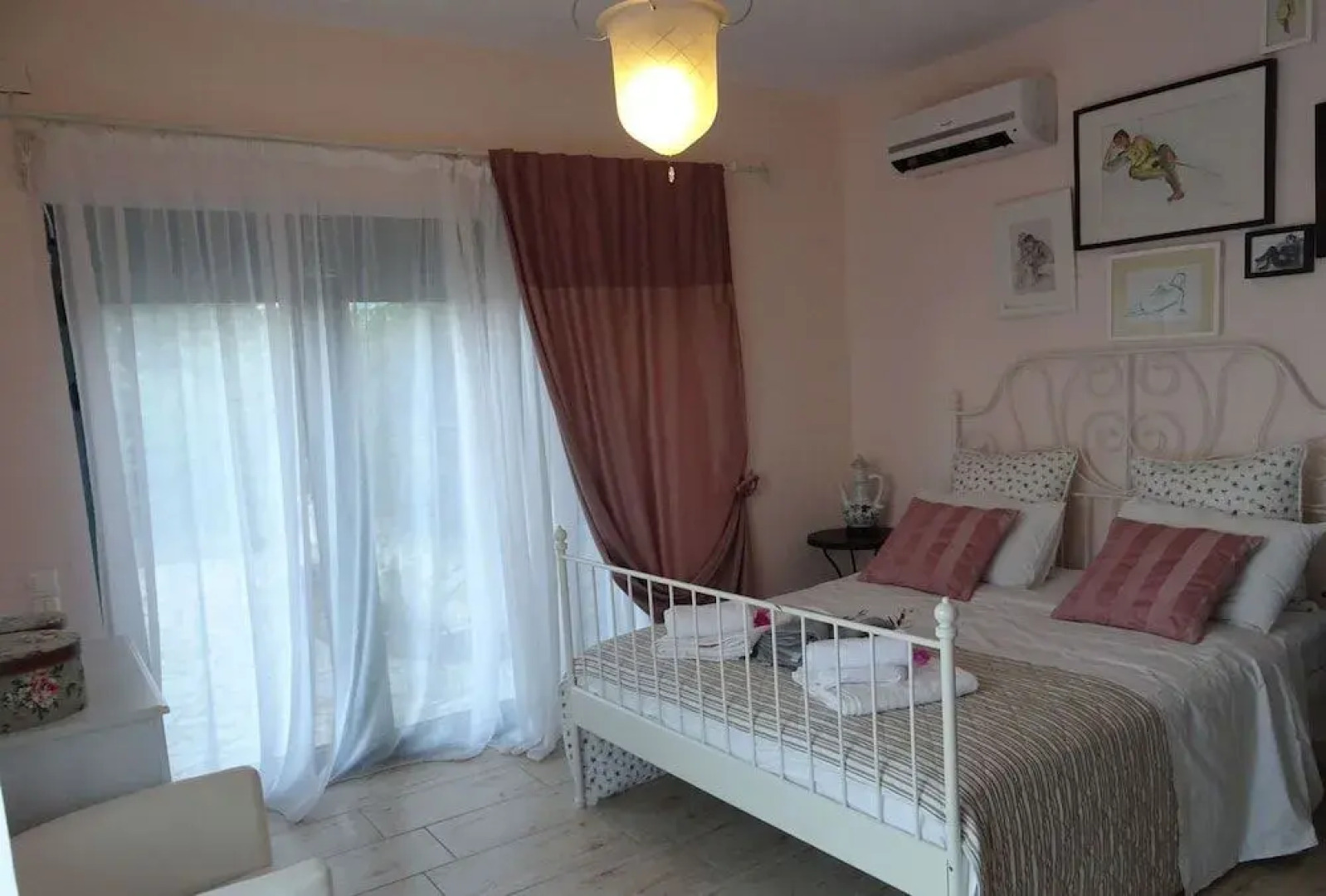 Artist's Villa Red Rose