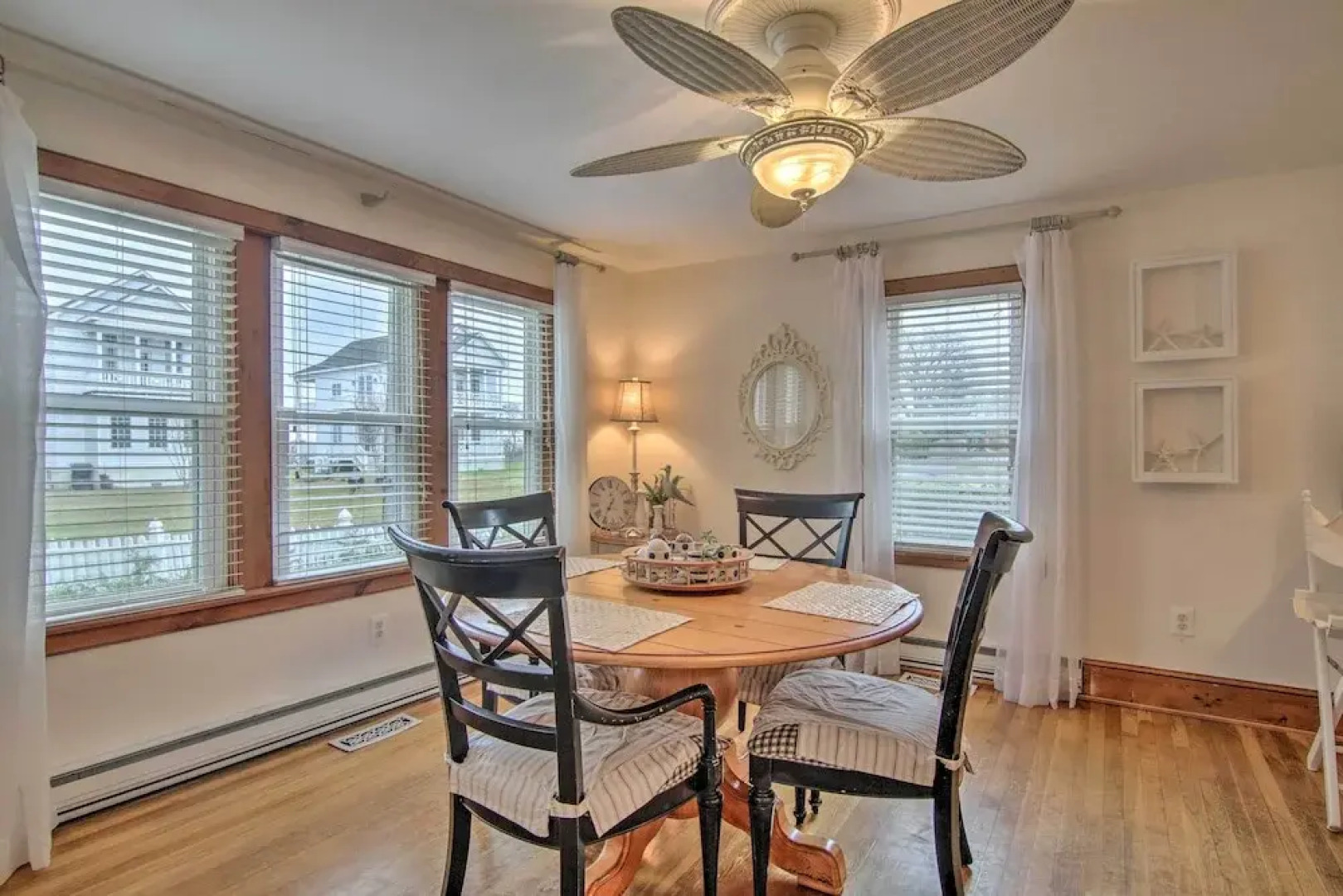 'chincoteague Charm' Escape w/ Bikes & Yard Games!