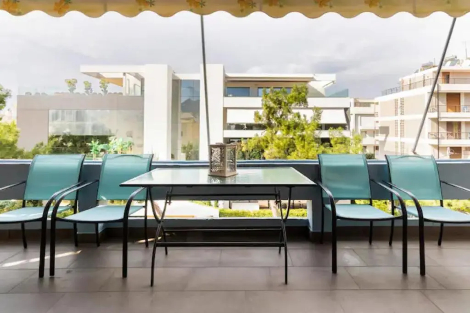 Βright Walled Designed Apt in Glyfada Center
