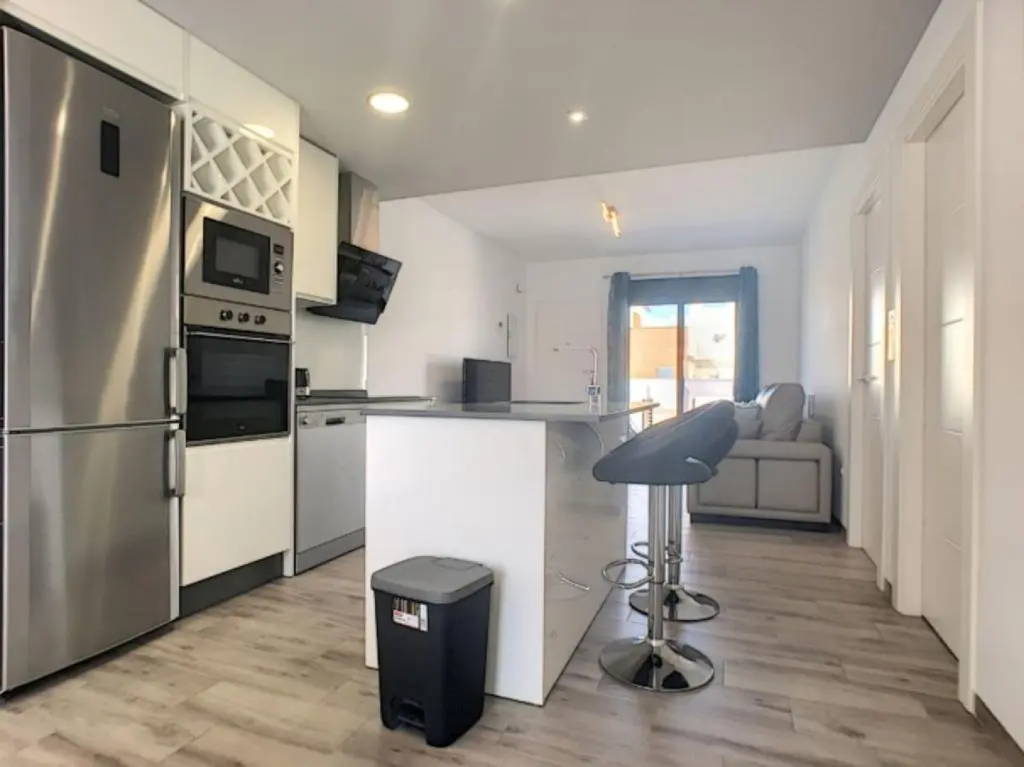 New Modern Immaculate 2 Bed 6 guestApartment Bobby