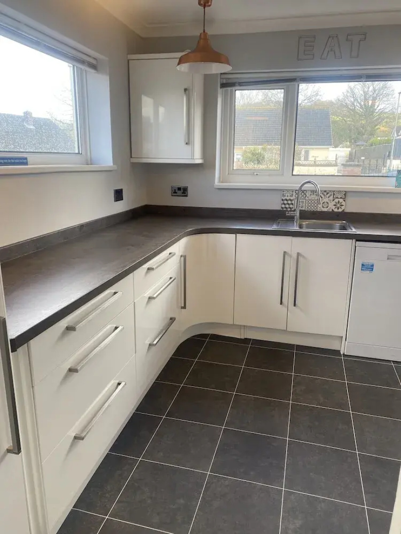 3 Bedroom House, Hot Tub,torbay, Sleeps 6, Parking