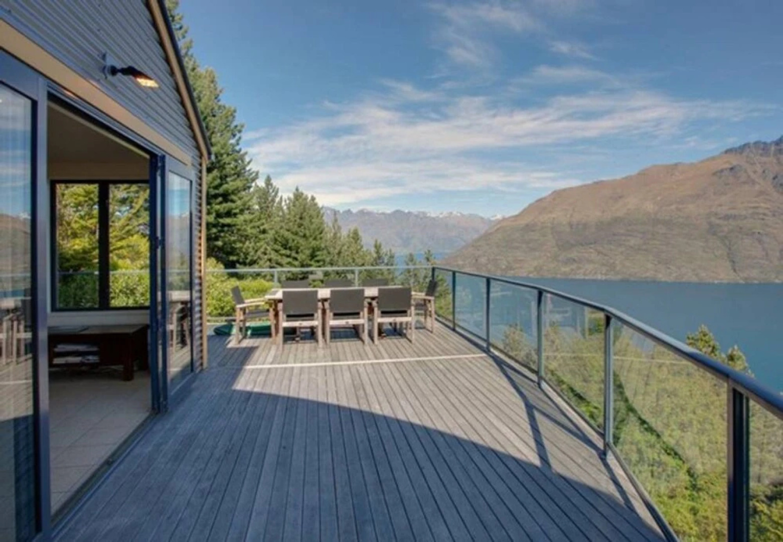 Muna Moke Lake And Mountain Views