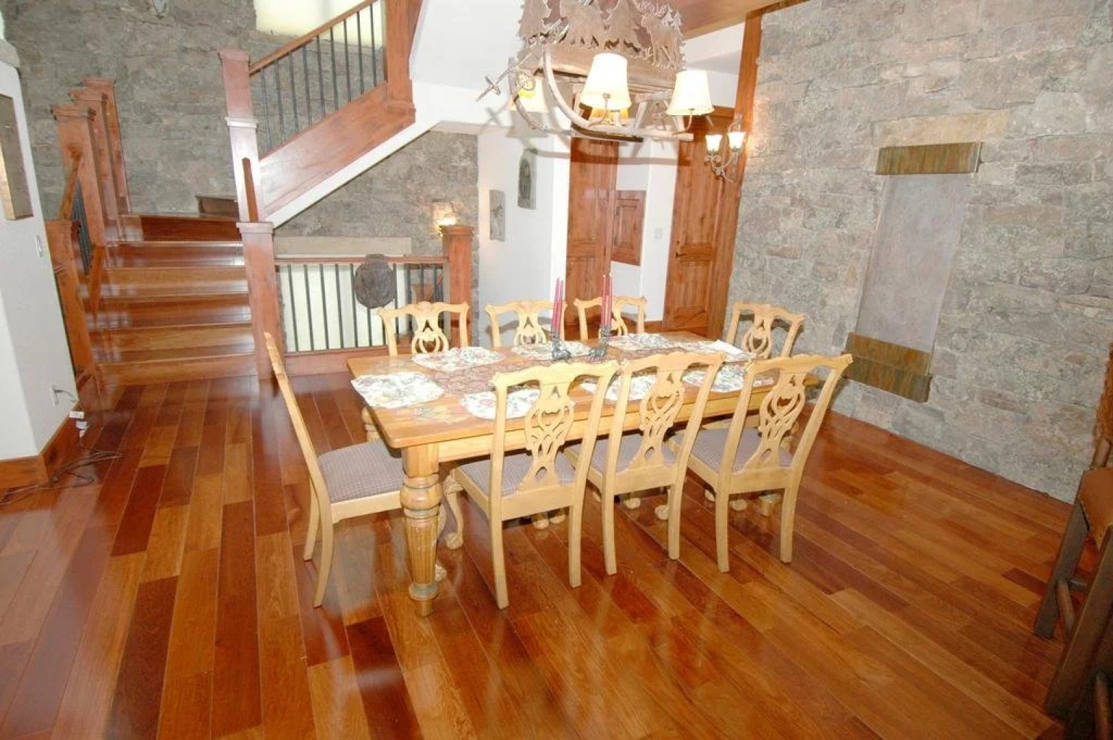 Robason 6 Bedroom Home by RedAwning