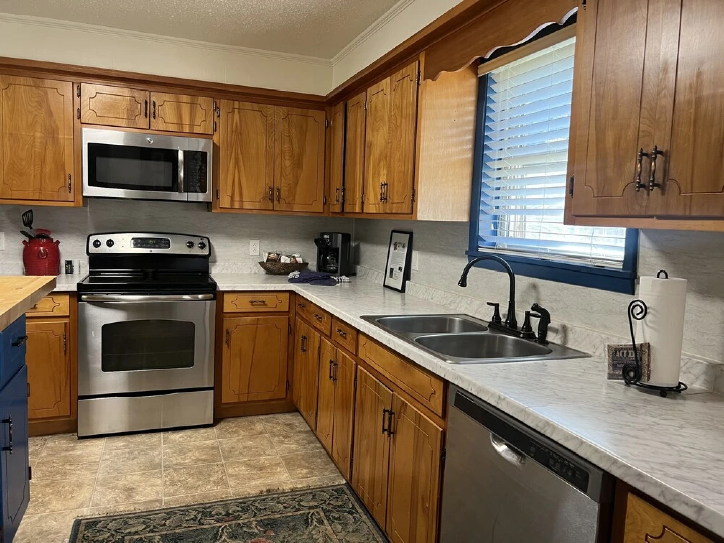 Two bedroom House with fenced in yard, covered patio area, located at the Joplin Inn at the entrance to Mountain Harbor, just 1 1/2 miles from Lake Ouachita. by RedAwning