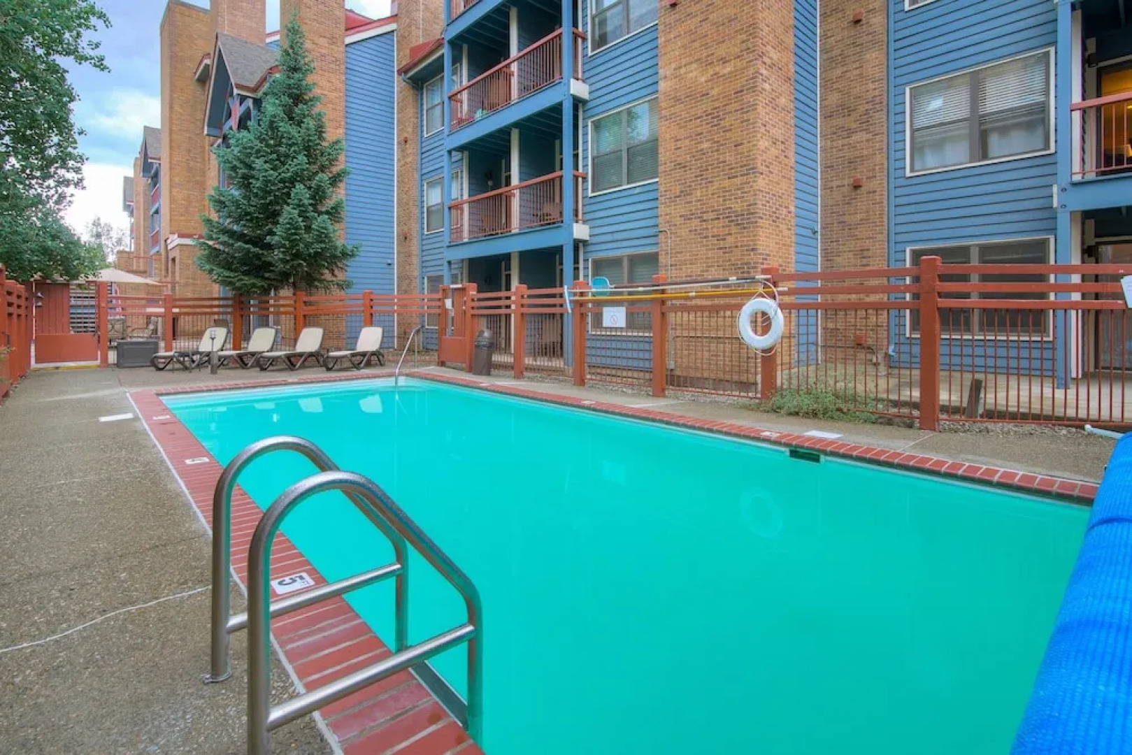 Relaxed Studio Seconds to Historic Main Street - Sleeps 4 Condo by RedAwning