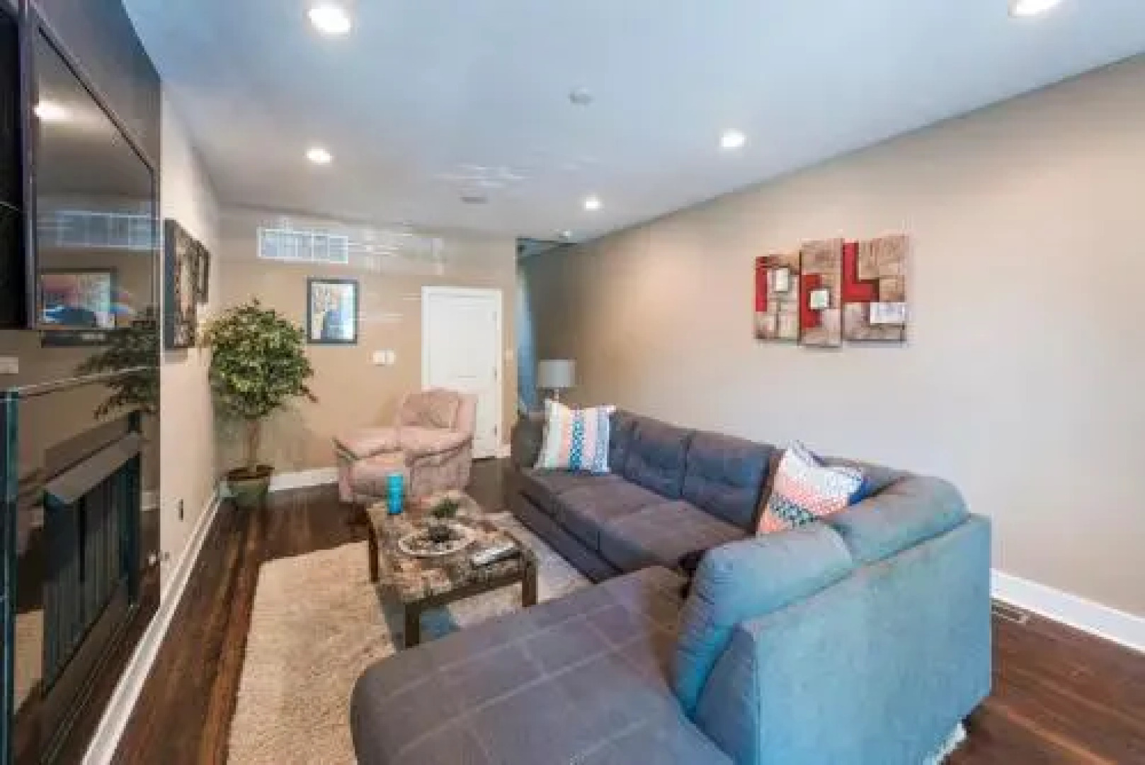 Gorgeous! Parking! Park Front!