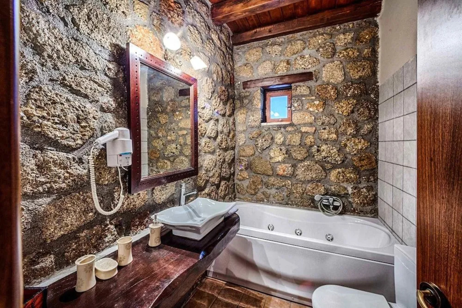 Pera Alonia Guest House